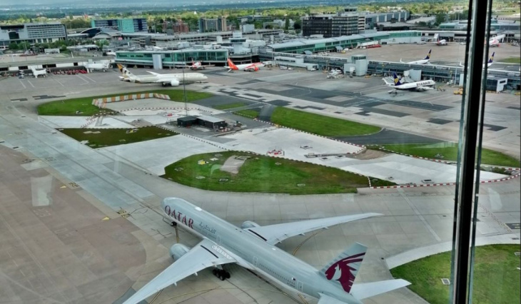 mann lässt seinen range rover am flughafen manchester stehen und hat sein auto durch den parkservice beschädigt