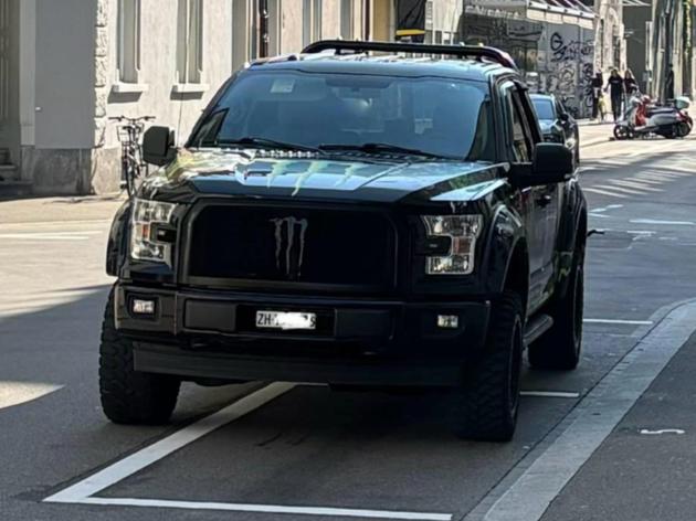 autofahrer blockiert mit monster-suv gleich zwei parkplätze – „panzer waren ausverkauft?“