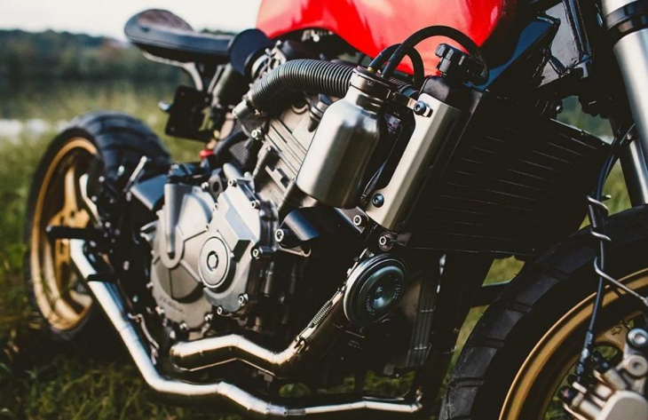 „rosso corsa“ – eine honda cb600f hornet im ferrari-style