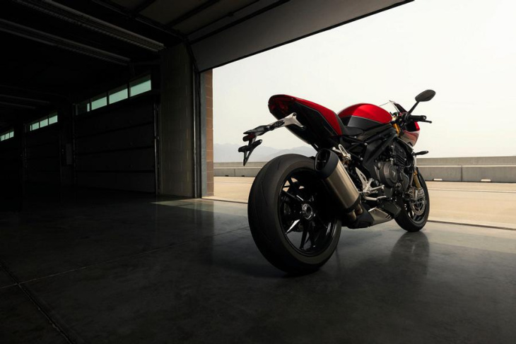 schicker cafe-racer: die triumph speed triple 1200 rr!