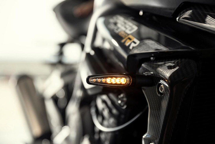 schicker cafe-racer: die triumph speed triple 1200 rr!