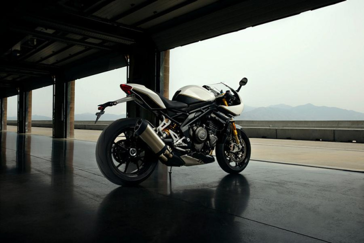 schicker cafe-racer: die triumph speed triple 1200 rr!