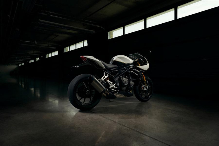 schicker cafe-racer: die triumph speed triple 1200 rr!