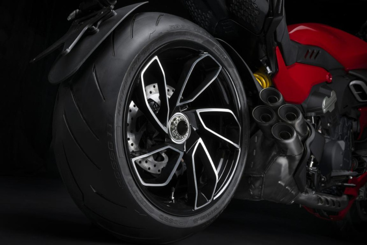 2023 ducati diavel v4: stramme v4-power dank 168 ps!