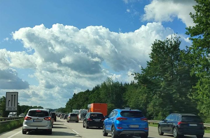 herbstferienverkehr: adac erwartet staus zum ferienstart in nrw