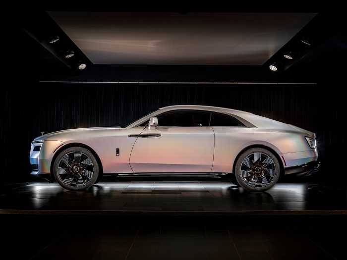 rolls-royce präsentiert den spectre lunaflair: ein exklusives und luxuriöses modell mit holografischer lackierung und lunarer gestaltung