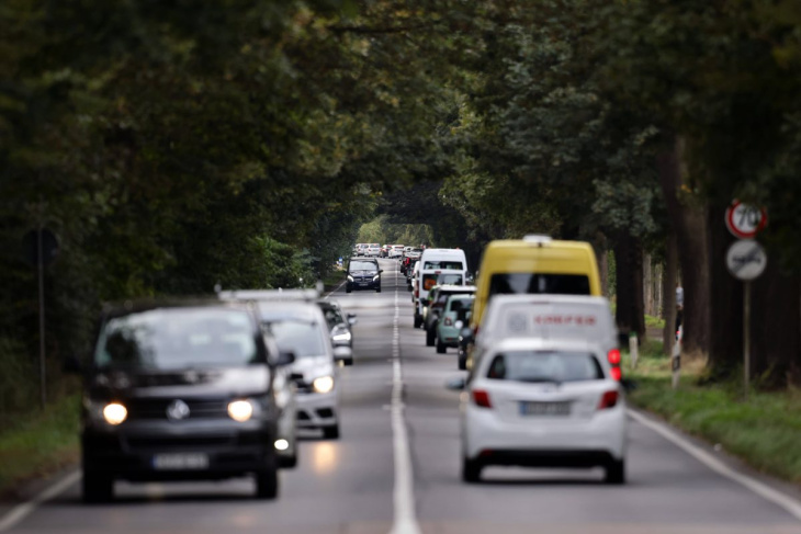 verkehr: autofahrer sollten diese regeln kennen – es kann gefährlich werden