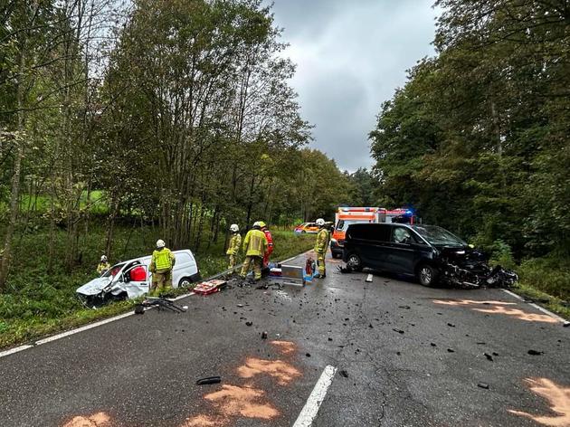 vw-bus kracht in gegenverkehr: schwerverletzte nach unfall bei allershausen – wer hat die ölspur verursacht?