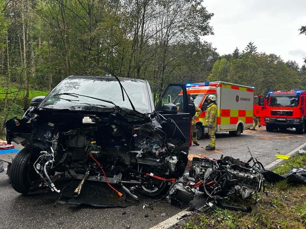 vw-bus kracht in gegenverkehr: schwerverletzte nach unfall bei allershausen – wer hat die ölspur verursacht?