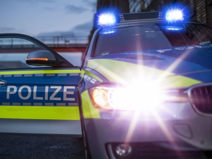 blaulichtreport für recklinghausen, 04.10.2024: dorsten: auto landet im straßengraben - fahrer hatte alkoholfahne