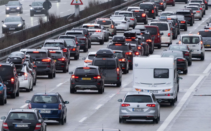 mehr autos auf baden-württembergs straßen