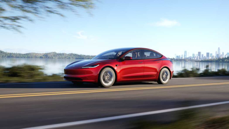 tesla model 3 maximum range: 702 kilometer weit stromern