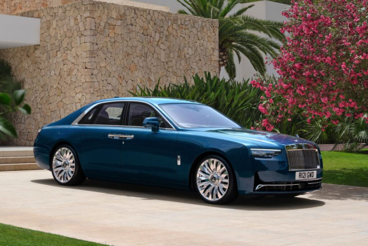 rolls-royce ghost facelift 2024: neue heimat für den bmw-v12