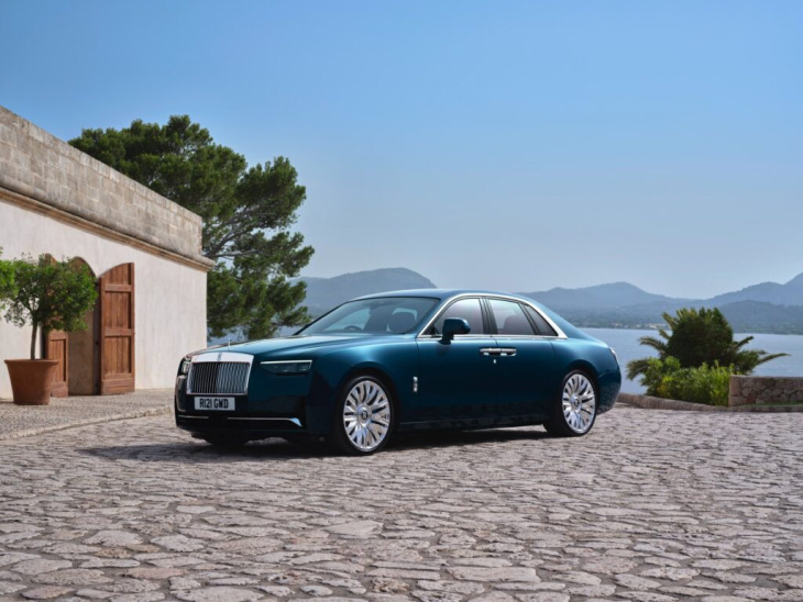 rolls-royce ghost facelift 2024: neue heimat für den bmw-v12