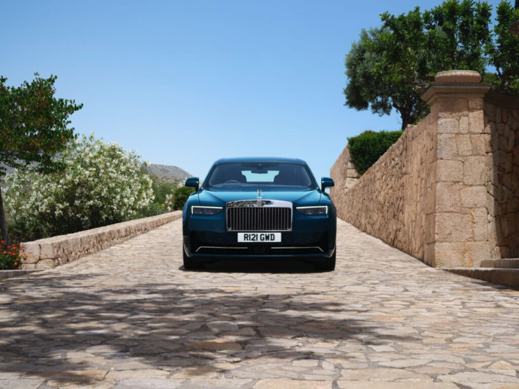 rolls-royce ghost facelift 2024: neue heimat für den bmw-v12