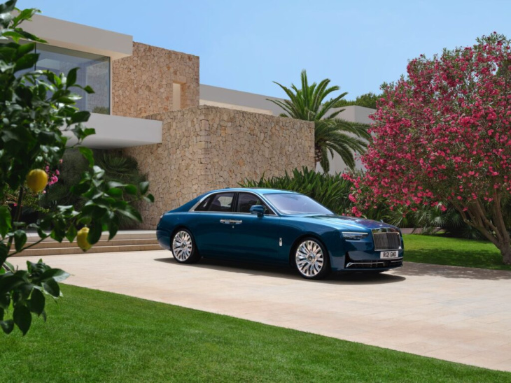 rolls-royce ghost facelift 2024: neue heimat für den bmw-v12