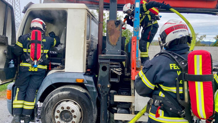 lkw auf a2 in brand