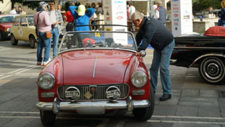 ein mg midget verzaubert alle: fotos