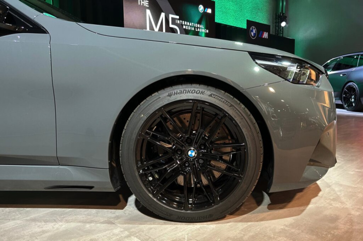 understatement mit 727 ps: bmw m5 g90 in grigio telesto