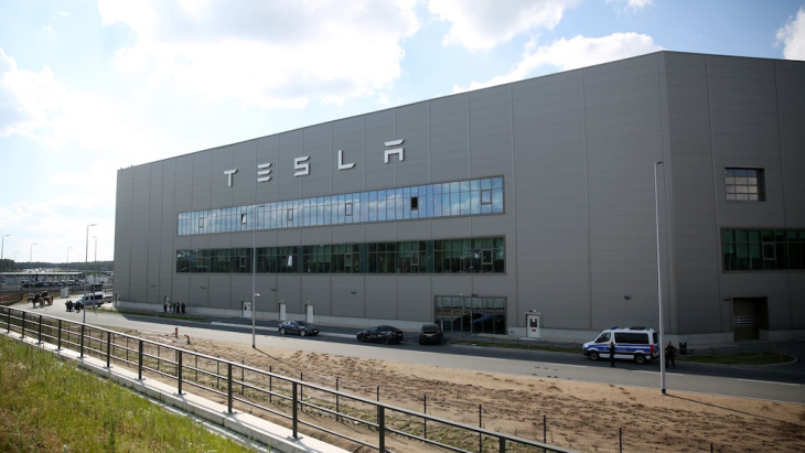 tesla stellt leiharbeiter in grünheide fest ein