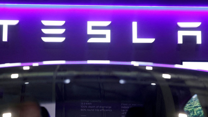 tesla: vier tote bei autobrand in frankreich