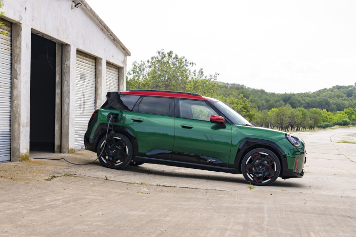 paris motor show: mini zeigt zwei elektrische john cooper works modelle