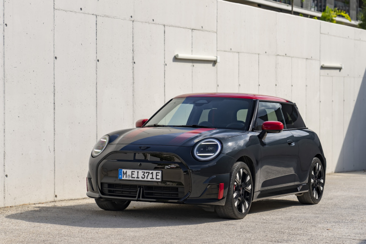 paris motor show: mini zeigt zwei elektrische john cooper works modelle