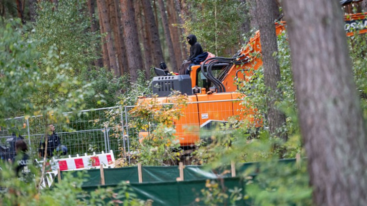 baumstamm versperrt straße: tesla-gegner blockieren baustelle