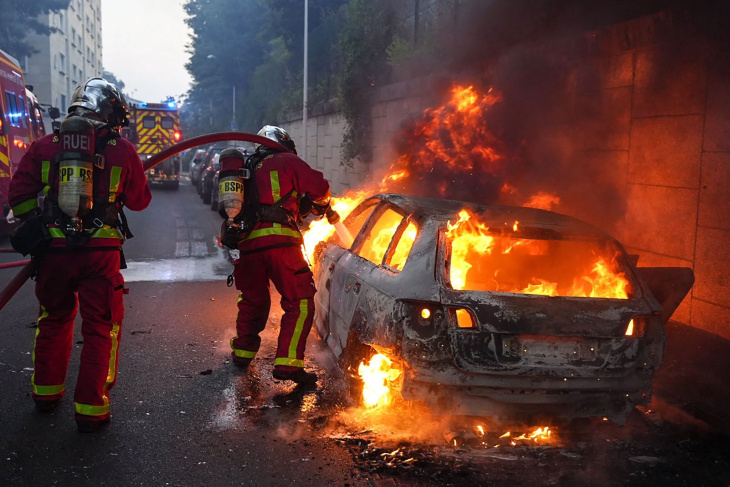 berliner feuerwehr nach tesla-brand mit toten: elektroautos „schwieriger zu löschen“