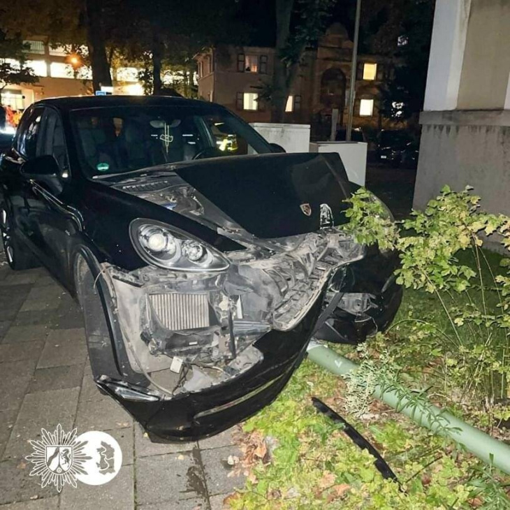 porsche kracht vor straßenlaterne