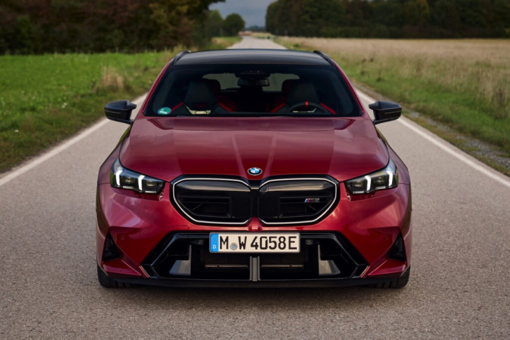 feuer frei: bmw m5 touring g99 mit 727 ps in fire red