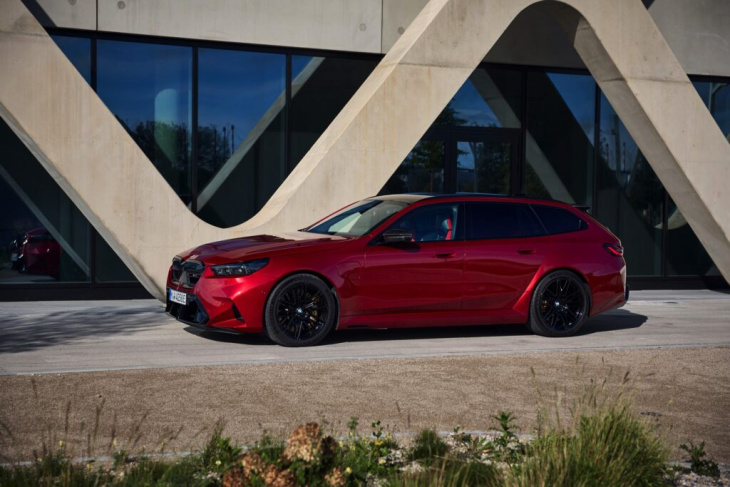 feuer frei: bmw m5 touring g99 mit 727 ps in fire red