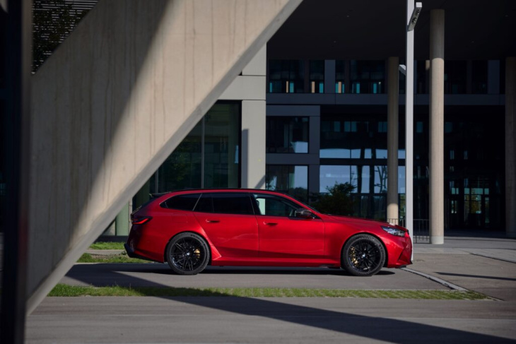 feuer frei: bmw m5 touring g99 mit 727 ps in fire red