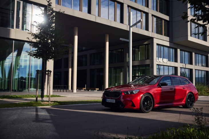 feuer frei: bmw m5 touring g99 mit 727 ps in fire red