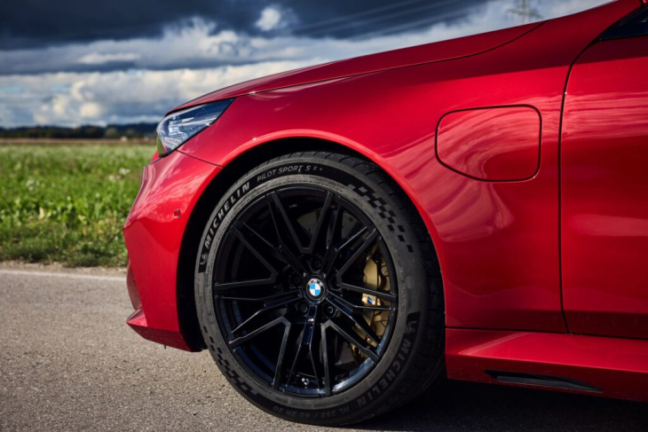 feuer frei: bmw m5 touring g99 mit 727 ps in fire red