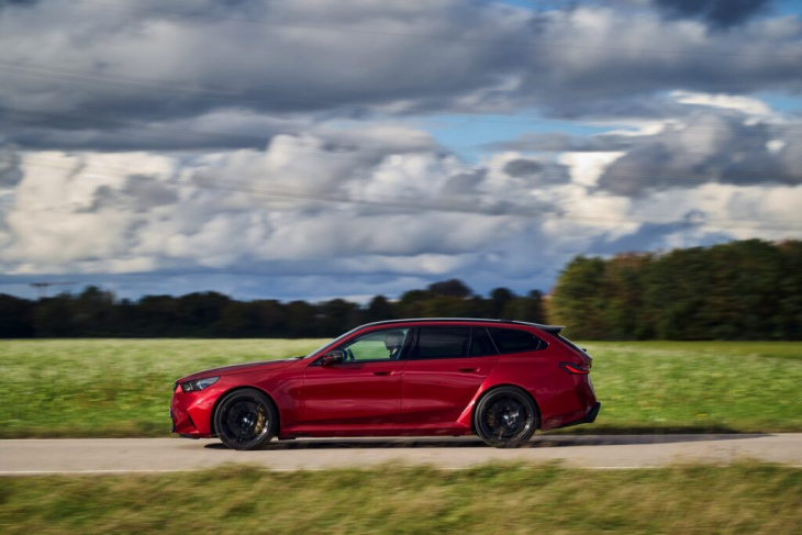 feuer frei: bmw m5 touring g99 mit 727 ps in fire red