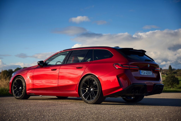 feuer frei: bmw m5 touring g99 mit 727 ps in fire red