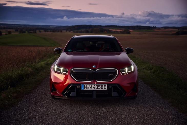 feuer frei: bmw m5 touring g99 mit 727 ps in fire red