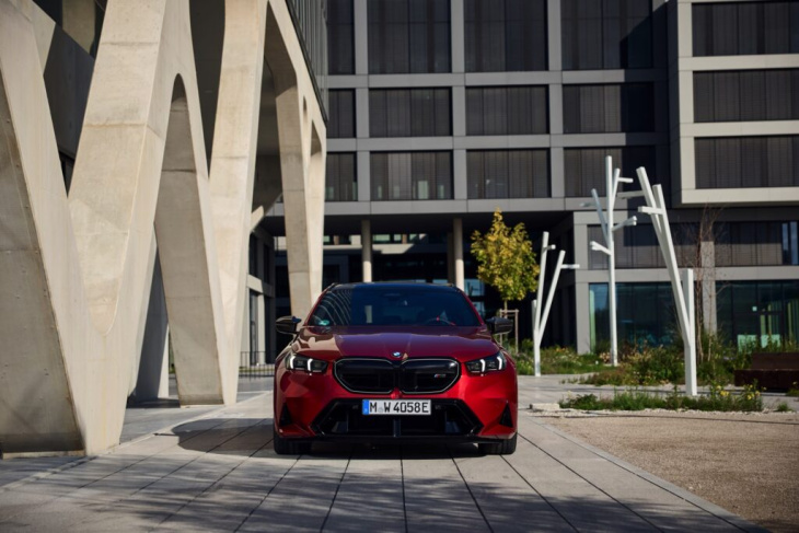 feuer frei: bmw m5 touring g99 mit 727 ps in fire red