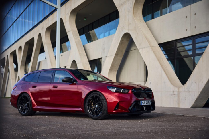 feuer frei: bmw m5 touring g99 mit 727 ps in fire red