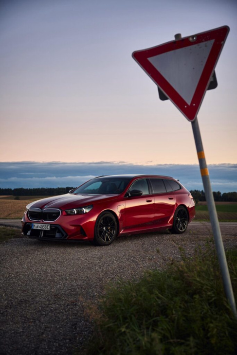 feuer frei: bmw m5 touring g99 mit 727 ps in fire red