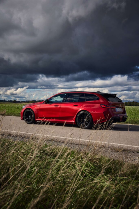 feuer frei: bmw m5 touring g99 mit 727 ps in fire red