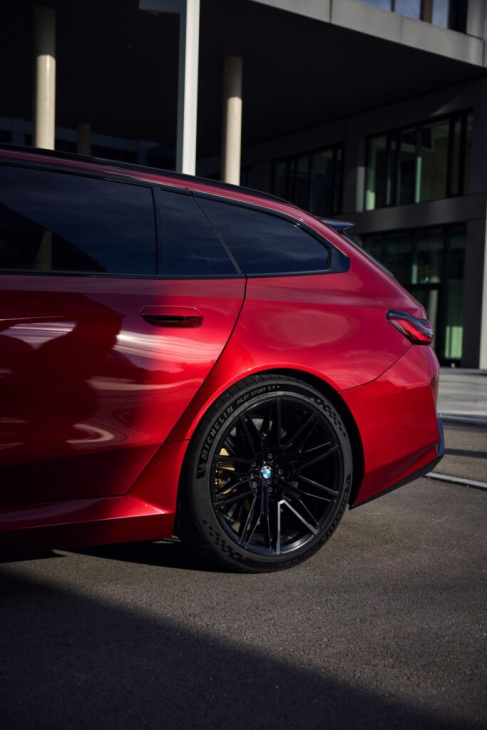 feuer frei: bmw m5 touring g99 mit 727 ps in fire red