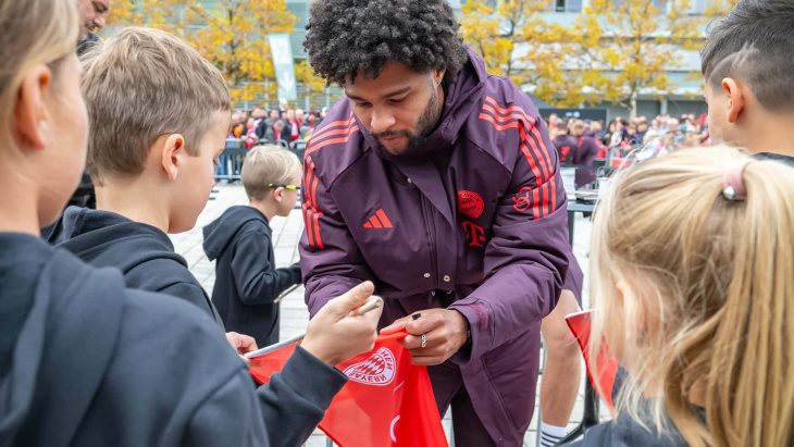 dienstwagen für den fc bayern: musiala fährt audi q6 suv e-tron