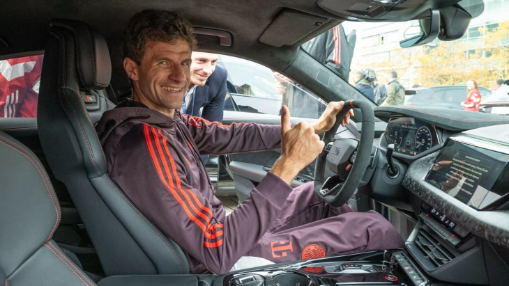 fc bayern münchen: stars stellen neue autos bei audi in ingolstadt vor