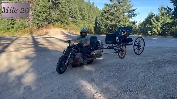 youtuber macht eine offroad-reise mit einem honda-motorrad, das eine kutsche aus dem 19. jahrhundert über 160 km zieht