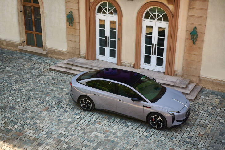 die rote fahne landet in paris: erste fahrt mit dem hongqi eh7