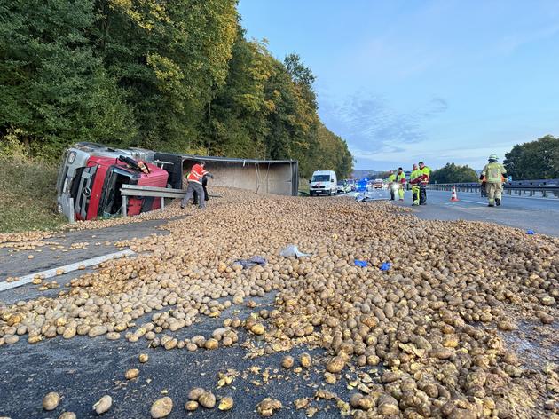 a9 nach schwerem lkw-unfall gesperrt: fahrer mit heli in klinik gebracht – kartoffeln bedecken fahrbahn