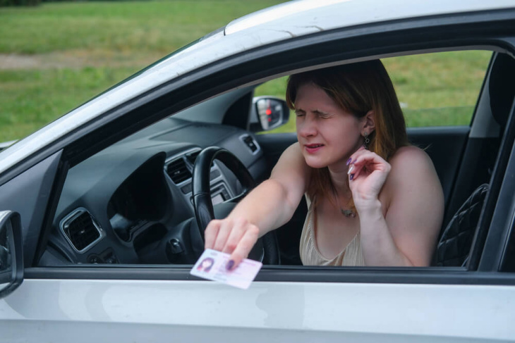 geblitzt ohne führerschein: geldstrafe/haftstrafe kann man vermeiden