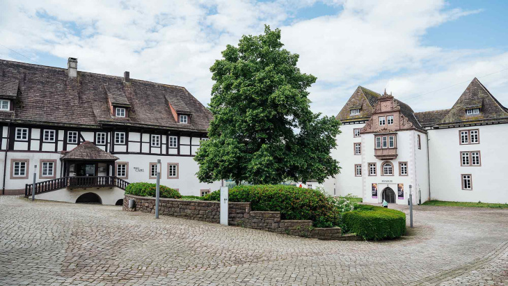 »einst, um eine mittnacht …!« – gruselkomödie nach edgar allan poe im museum schloss fürstenberg, 26. oktober 2024